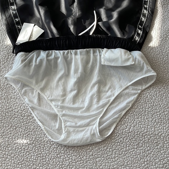 Calvin Klein Short. Size: Large - Picture 8 of 9